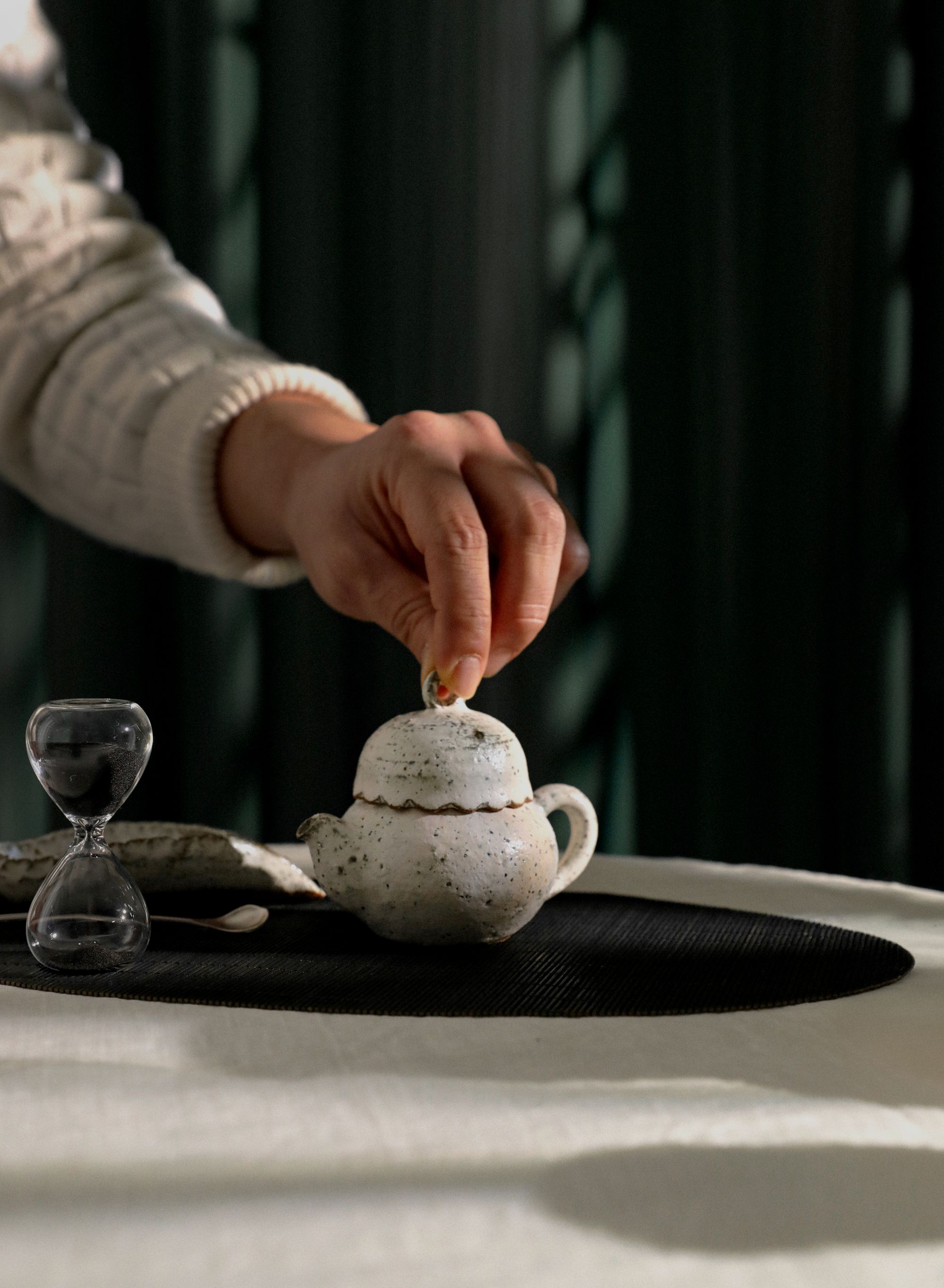 Cottage Snow Tea Pot - Image 4