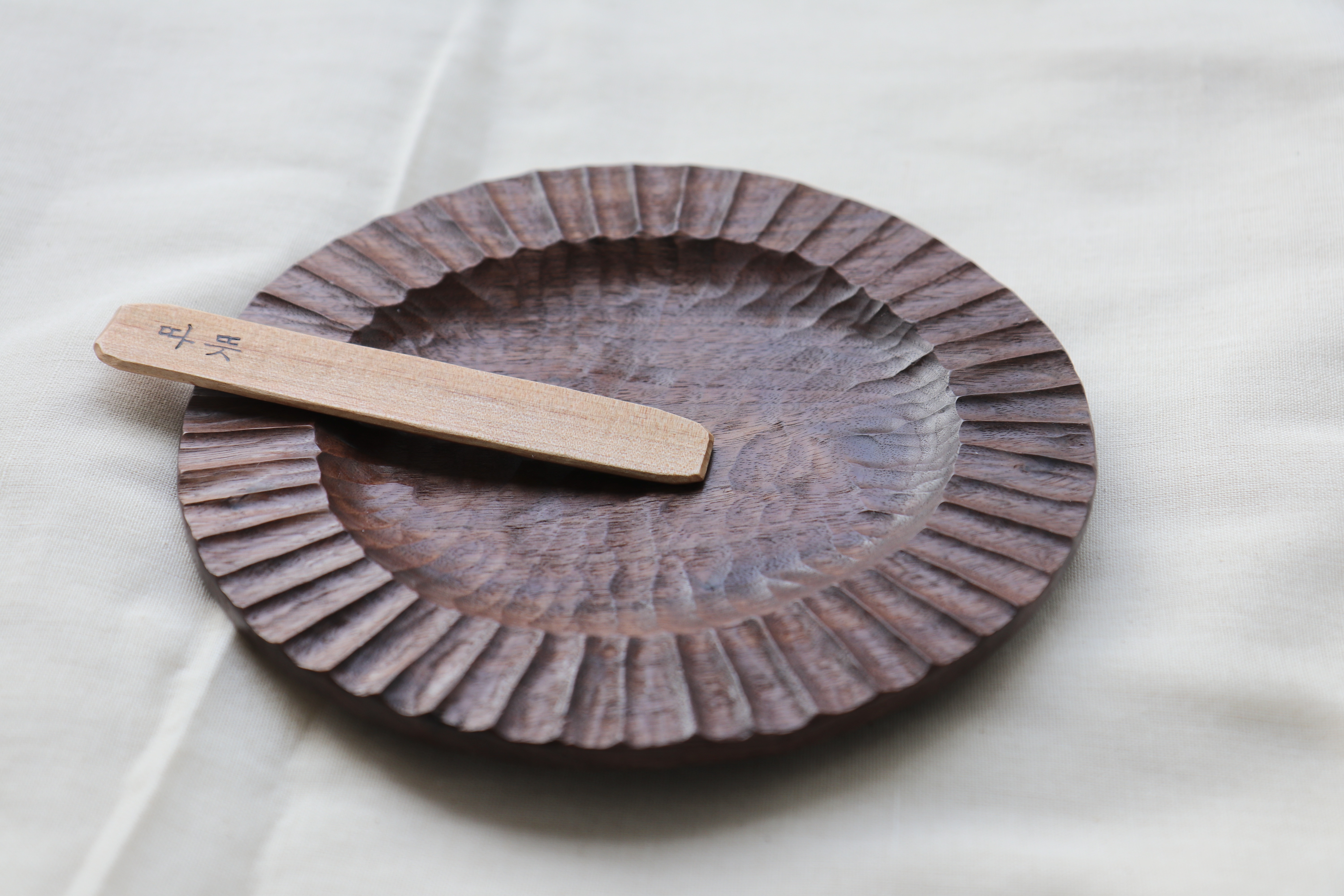 Walnut Round Plate - Image 3