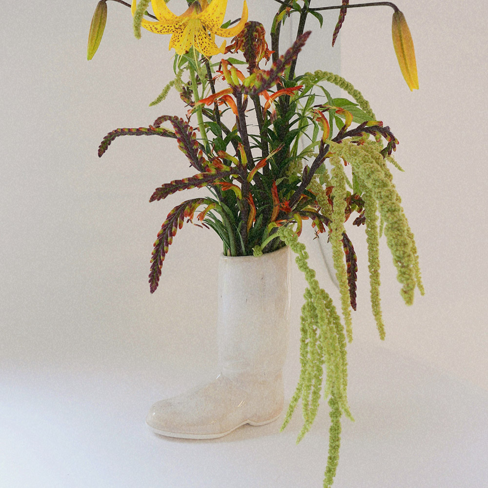 Boots vase-ivory
