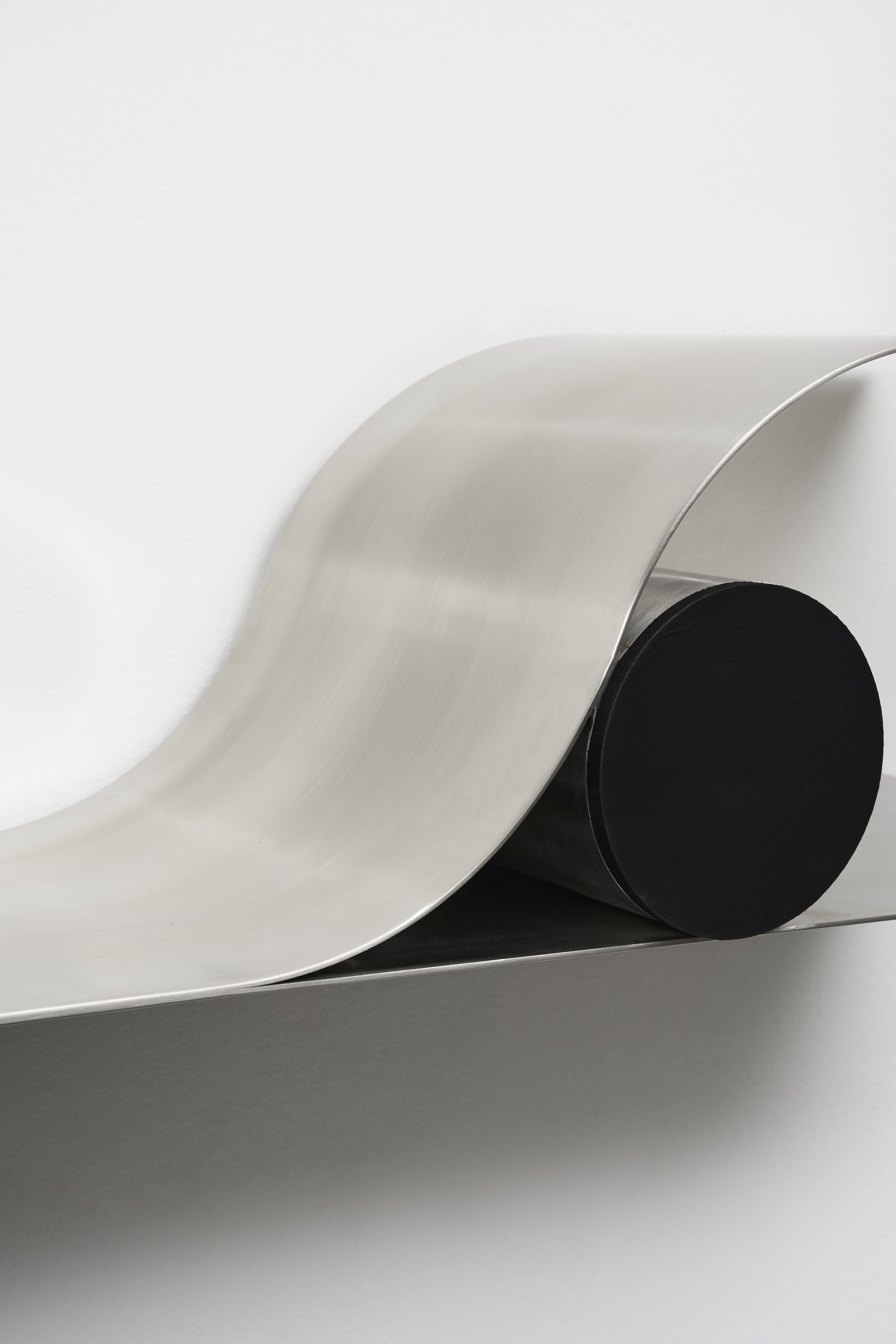 Diverging moment in black - Image 3